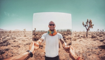 Kinh nghiệm selfie đúng cách khi đi du lịch một mình?