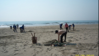 Ra quân dọn vệ sinh môi trường tại biển Mỹ Khê