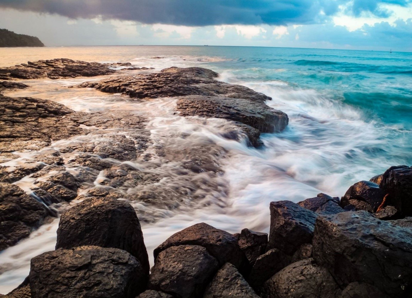 Ghềnh đá được ôm ấp bởi sóng biển tại Thạch kỳ điếu tẩu