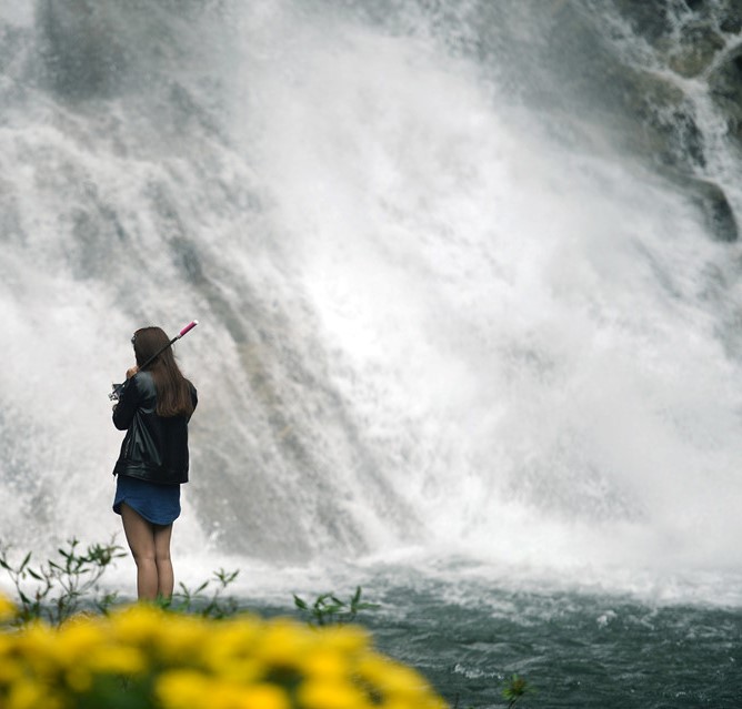 Cận cảnh chân Thác Trắng Minh Long - ảnh Zing.vn