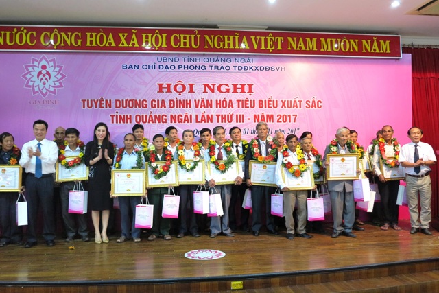 Hội nghị tuyên dương gia đình văn hóa tiêu biểu xuất sắc tỉnh Quảng Ngãi lần thứ III - năm 2017 tổ chức tại Khách sạn Hùng Vương