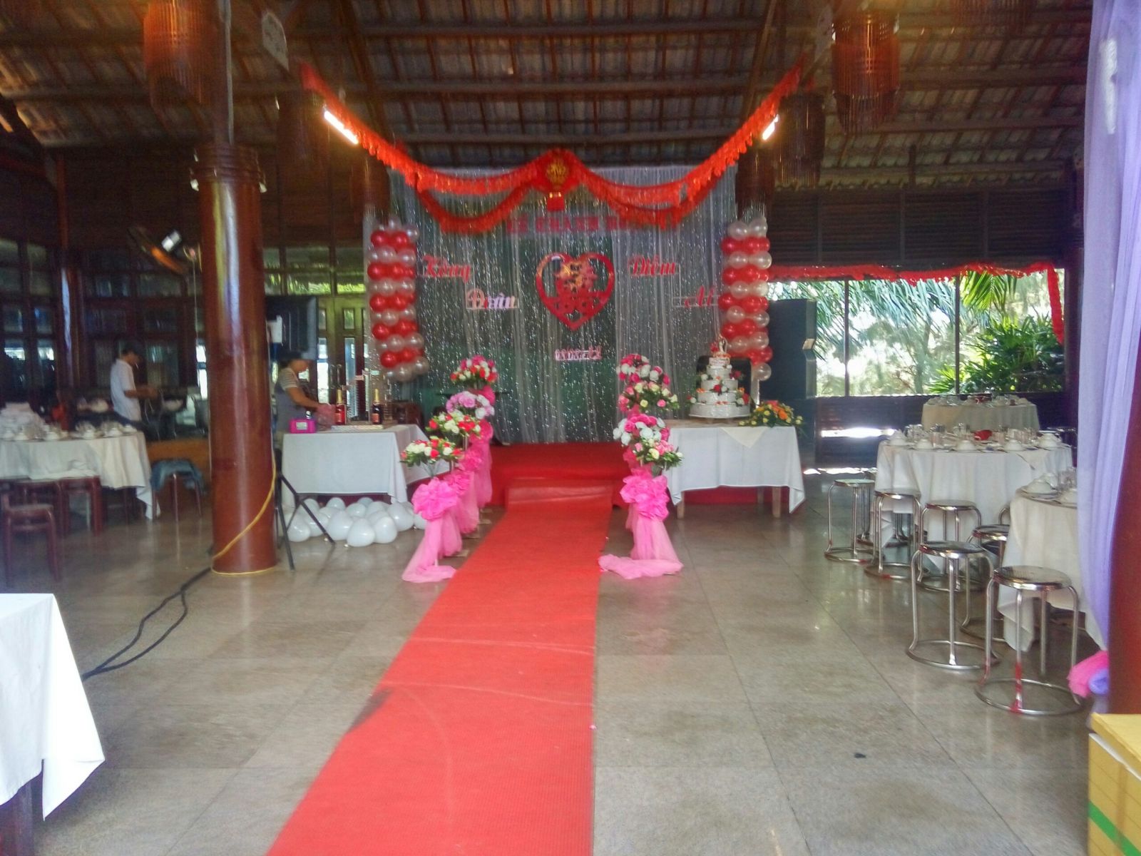 Sân khấu được trang trí rực rỡ